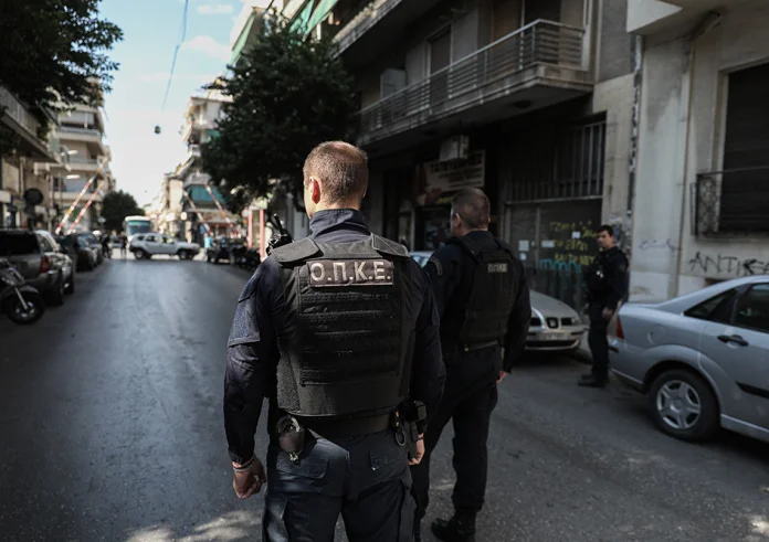 Πάτρα: Γυναίκα έπεσε στο κενό και σκοτώθηκε - Άτομο βρίσκεται κλεισμένο στο διαμέρισμα