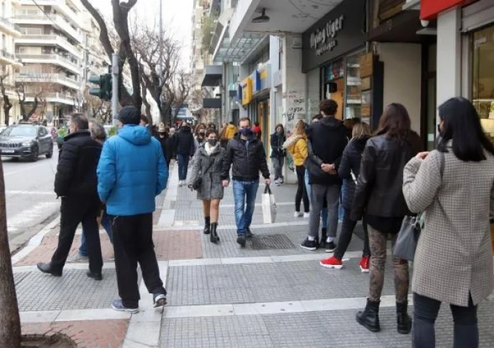 Βρήκε την δουλειά: Στέκεται στις ουρές για χάρη άλλων, και βγάζει έως 200 ευρώ την ημέρα