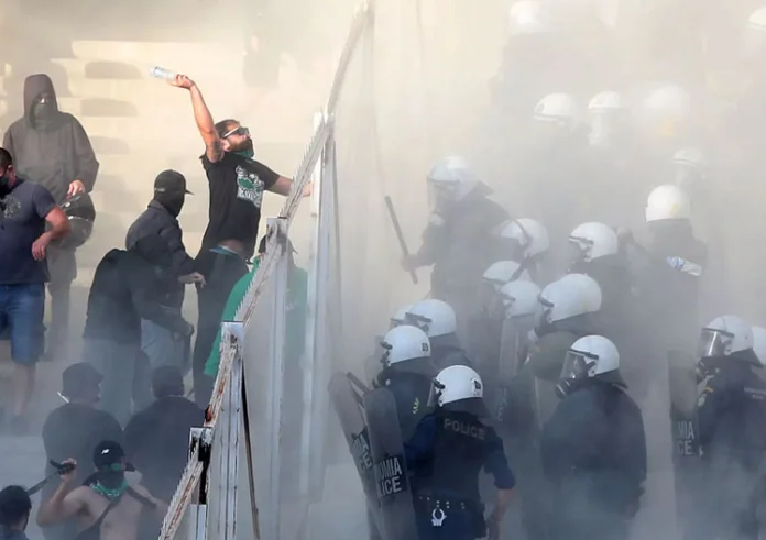 Παναθηναϊκός – ΠΑΟΚ: Επεισόδια στις κερκίδες του ΟΑΚΑ