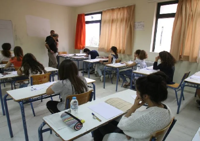 Πανελλαδικές: Πώς προβλέπεται να κινηθούν οι βάσεις - Σε ποιες σχολές ανεβαίνουν και σε ποιες υποχωρούν