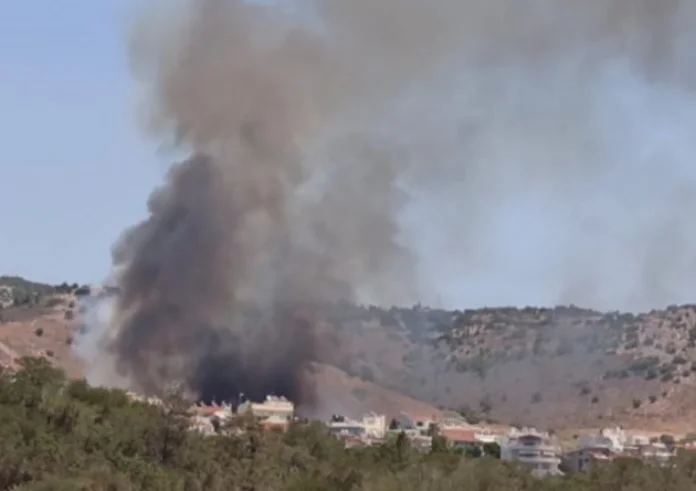 Φωτιά στη Βούλα: Στο νοσοκομείο δύο ηλικιωμένοι