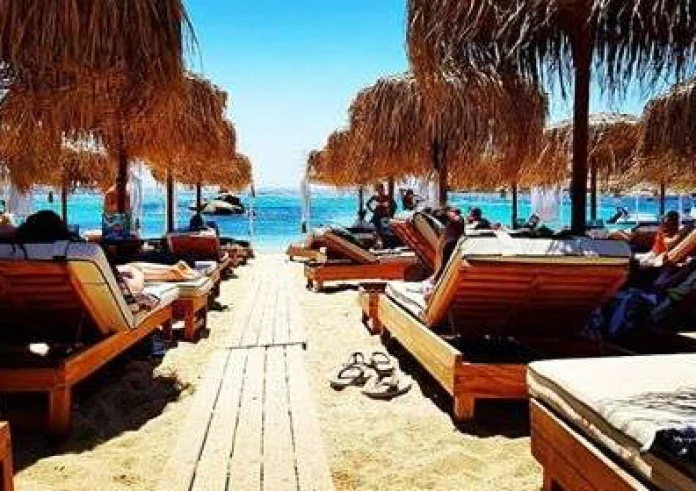 Βουτιές από χρυσάφι στη Μύκονο