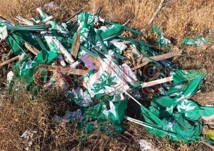Πρασίνισε η χωματερή από τα σημαιάκια του ΠΑΣΟΚ