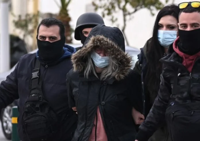 Σε κατάσταση πανικού η Ρούλα Πισπιρίγκου. Προσπαθεί να τα ρίξει στους γιατρούς