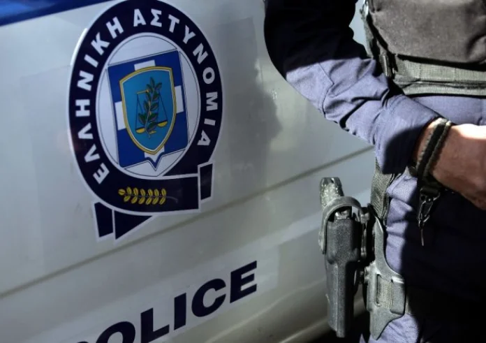 Πήγαν να τον συλλάβουν και τους επιτέθηκε με τσεκούρι – Η μητέρα του τον είχε καταγγείλει για ενδοοοικογενειακή βία