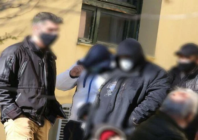 Ελεύθεροι με όρους οι κατηγορούμενοι για την επίθεση στον πρώην πυγμάχο στο Περιστέρι