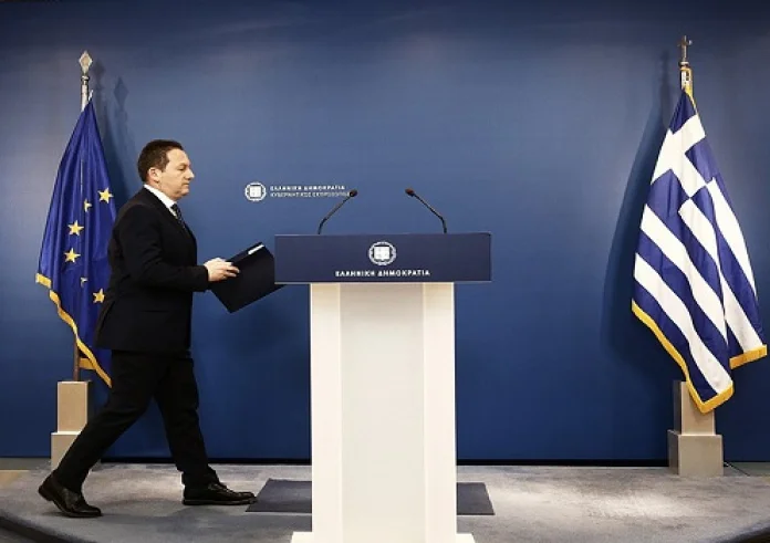 Όποιος αρνείται να προσαρμοστεί, δυστυχώς πεθαίνει: Η δήλωση Πέτσα για το φυσικό αέριο
