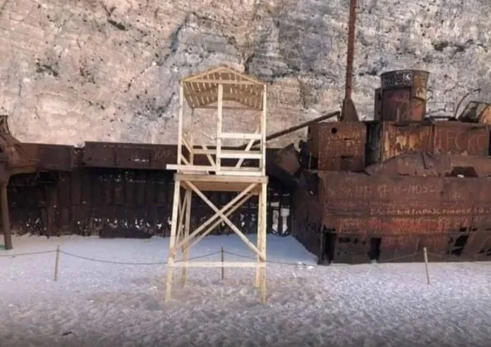 Οργή στην Ζάκυνθο, φύτεψαν πύργο ναυαγοσώστη μπροστά από το διάσημο Ναυάγιο