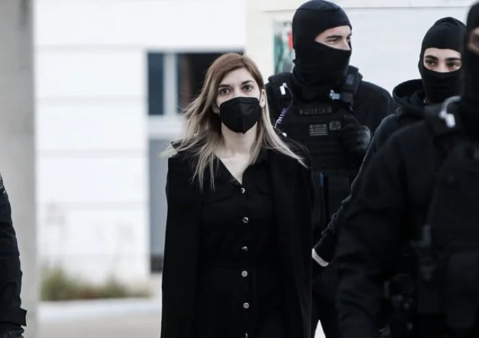 Τα κλάματα της Ρούλας Πισπιρίγκου στο άκουσμα του κατηγορητηρίου στη δίκη για τις δολοφονίες Μαλένας και Ίριδας