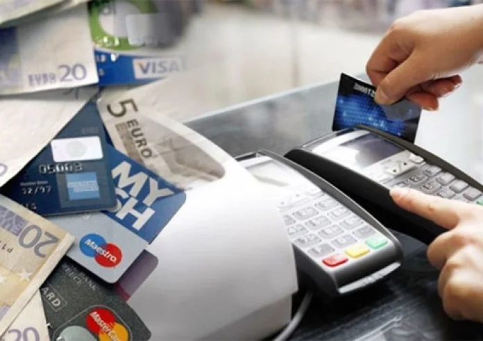 Υποχρεωτικά τα μηχανήματα POS σε delivery, ταξί και όσους δουλεύουν ακόμα με μετρητά