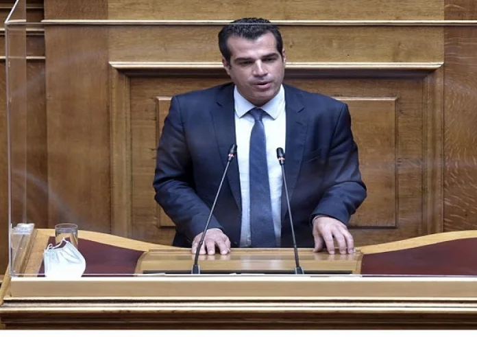 Πλεύρης για Κασσελάκη: Πρώτη εμφάνιση σε ρόλο χειροκροτητή προέδρου στην Ολομέλεια