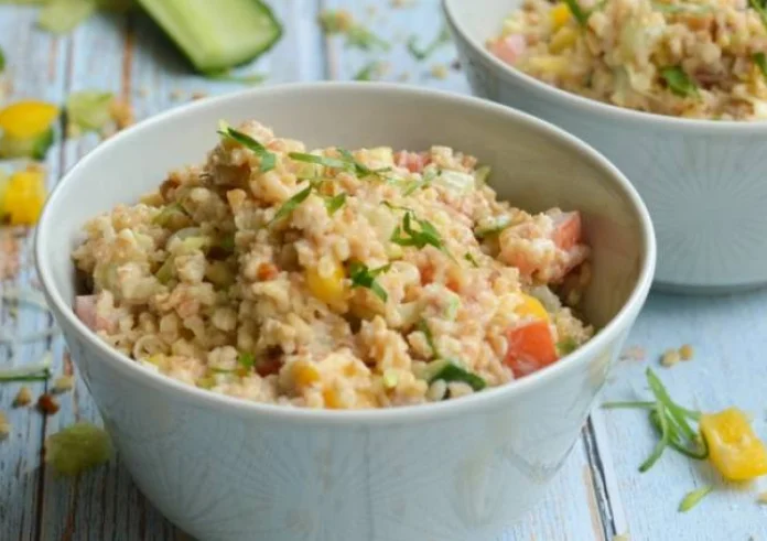 Σαλάτα με πλιγούρι και γλυκόξινο dressing γιαουρτιού