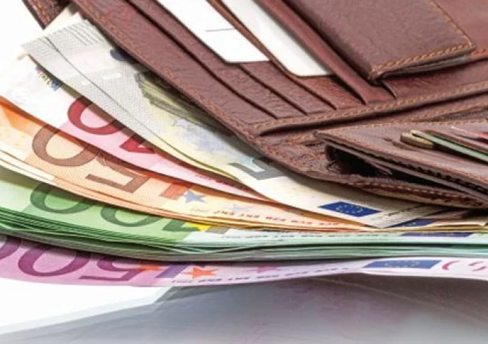 Θεσσαλονίκη: Ζευγάρι ανέργων βρήκε στο δρόμο 15.000 ευρώ και το παρέδωσε