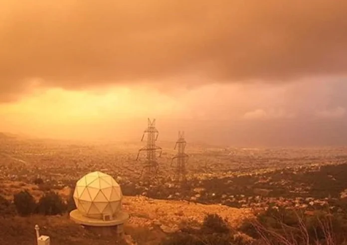 Τι προκάλεσε τη σημερινή κόκκινη ανατολή σε πολλές περιοχές της χώρας