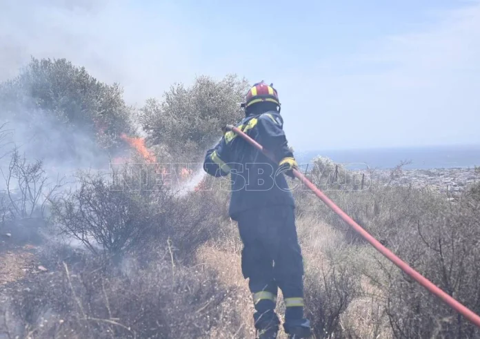 Φωτιά στη Βούλα: Τρεις πυροσβέστες τραυματίες