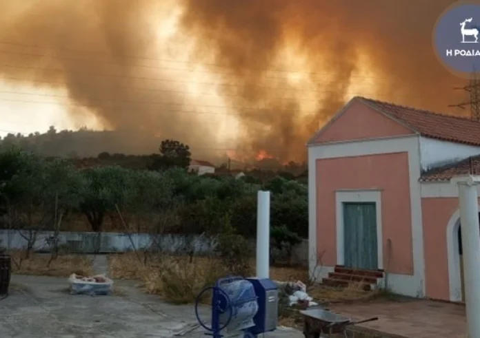 Φωτιά στη Ρόδο: Αίρεται ο κίνδυνος για οκτώ οικισμούς – Επιστρέφουν στα σπίτια τους οι κάτοικοι