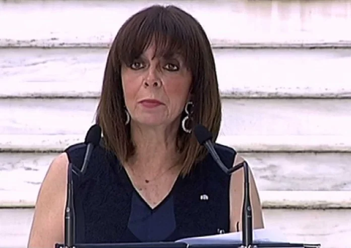 Στην Κίναρο η Κατερίνα Σακελλαροπούλου για να δει την κυρά Ρηνιώ
