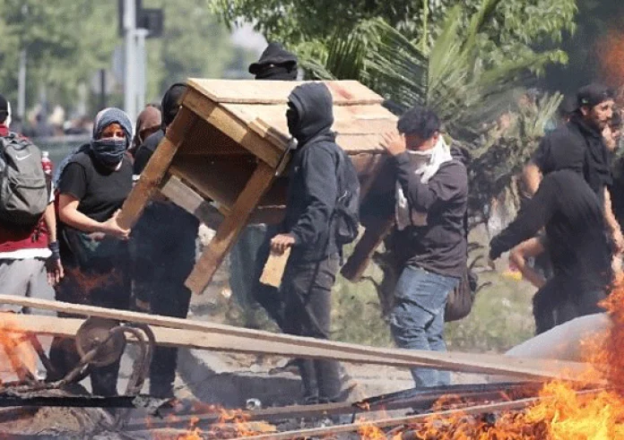 Σε «κόλαση» έχει μετατραπεί η Χιλή! - 3 νεκροί στο Σαντιάγο