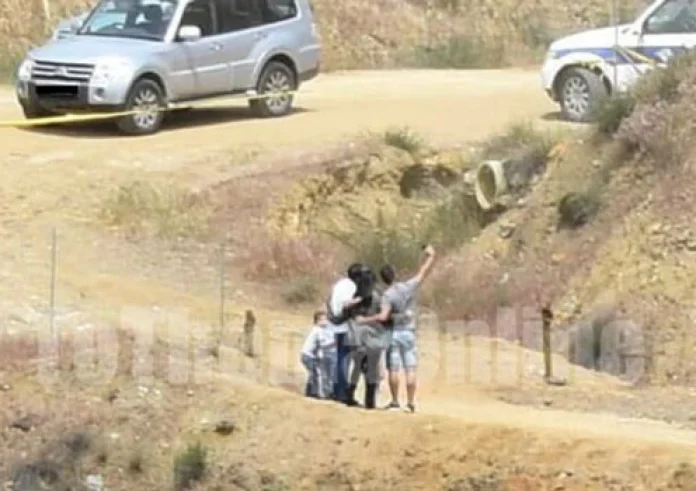 Απίστευτο! Οικογένεια βγάζει selfie στη λίμνη που πέταξε τα θύματά του ο Ορέστης