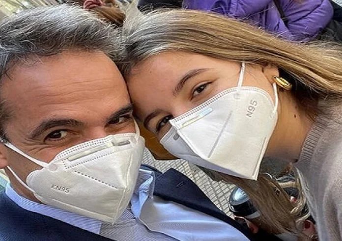 Επίσκεψη Μητσοτάκη σε βιβλιοπωλείο και η σέλφι με την κόρη του Δάφνη