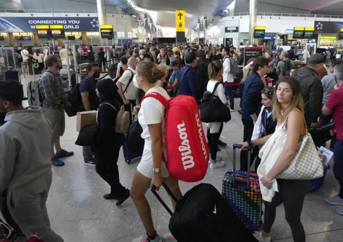 Εικόνες χάους στα αεροδρόμια της Ευρώπης με απεργίες και καθυστερήσεις