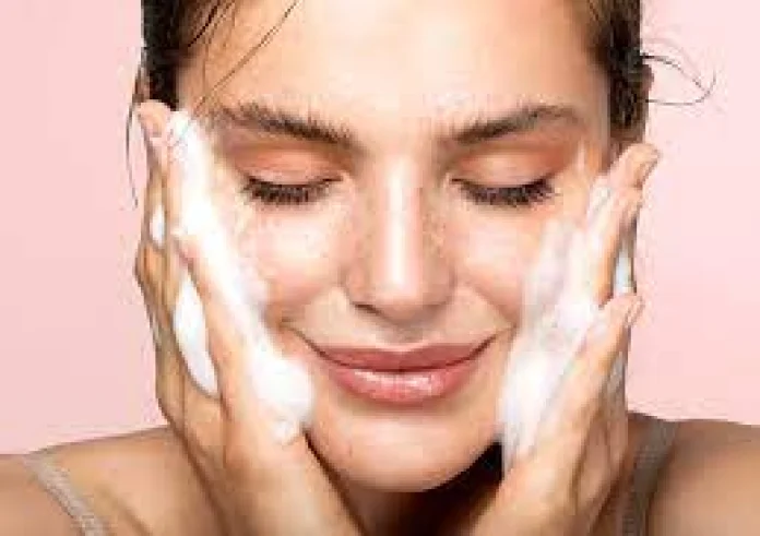 Η καλύτερη skincare ρουτίνα για γυναίκες άνω των 50 - Λαμπερό και υγιές δέρμα το φθινόπωρο