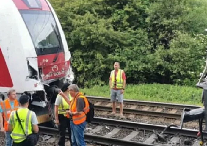 Σλοβακία: Περισσότεροι από 70 τραυματίες από σύγκρουση αμαξοστοιχίας με ατμομηχανή