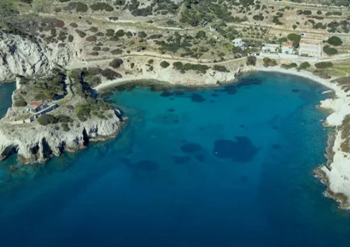 Σμαραγδένια Καρδιά: Δείτε πού βρίσκεται η εκπληκτική παραλία των ερωτευμένων