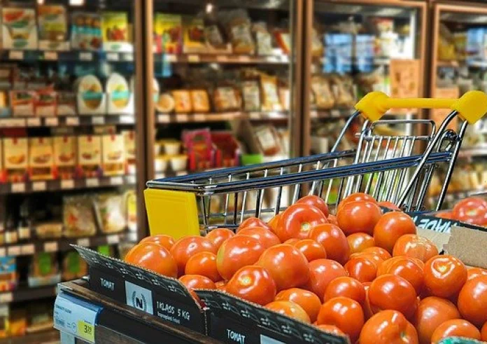 Ράλι αυξήσεων σε φούρνους, κρεοπωλεία και σούπερ μάρκετ