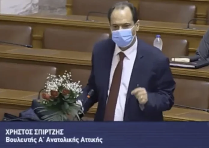 Ένταση στη Βουλή: Η ανθοδέσμη Σπίρτζη και η απάντηση Χρυσοχοΐδη