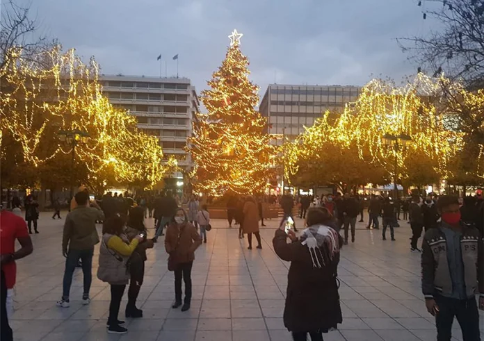Βόλτα στη Χριστουγεννιάτικη ατμόσφαιρα της πλατείας Συντάγματος, αψηφώντας το lockdown