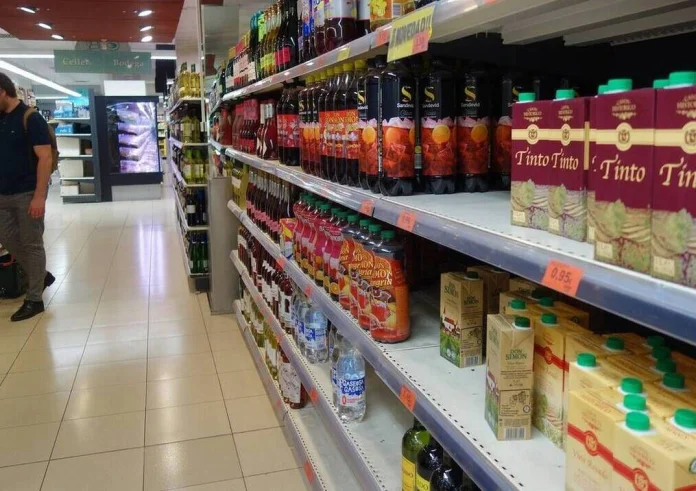 Μάχη με την ακρίβεια: Πιθανή η μείωση του ΦΠΑ στο 6% για τα είδη πρώτης ανάγκης