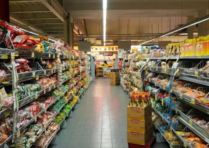 Η ακρίβεια σαρώνει στα ράφια των σούπερ μάρκετ παρά τα πρόστιμα στις πολυεθνικές