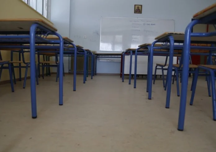 Βρωμάς, τι αηδίες είναι αυτές που φοράς: Άγριο μπουλινγκ σε μαθητή στη Σύρο