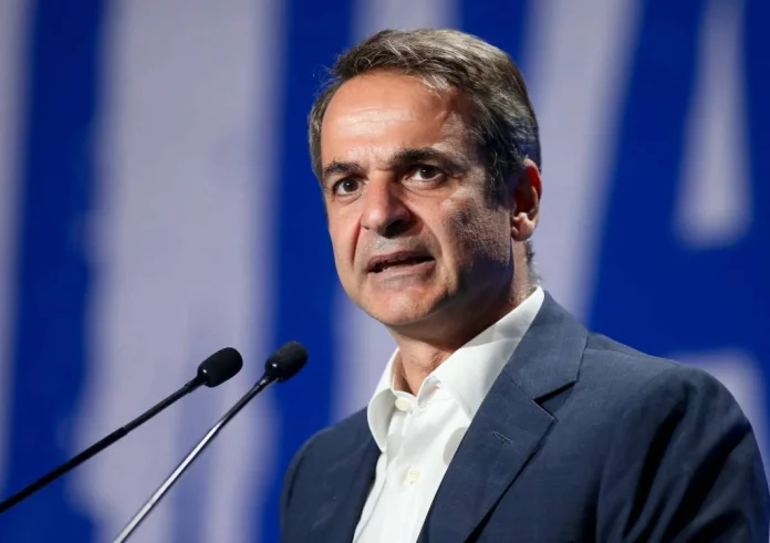 Κυριάκος Μητσοτάκης:  Ή με τις βιβλιοθήκες ή με τις βαριοπούλες