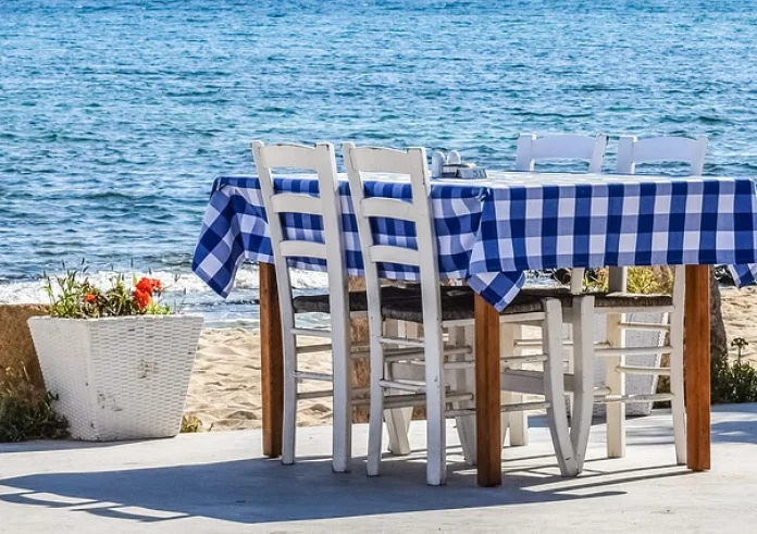 Χρεώνει 2,5 ευρώ το κεφάλι την πενιά ταβέρνα στη Νάξο