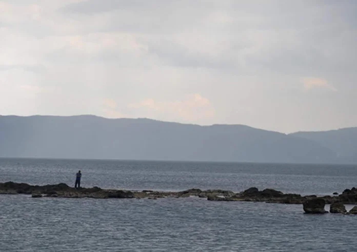 Εύβοια: Αστυνομικός έσωσε μητέρα και παιδί που παρασύρθηκαν από ρεύματα με στρώμα θαλάσσης