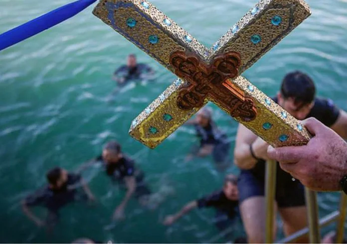 Χαλκίδα: «Έκλεψαν τον Σταυρό από τα χέρια του γιου μου» λέει η μητέρα 15χρονου