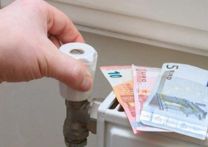 Μπάνιο με κρύο νερό και δουλειά με κουβέρτες: Ακραία σενάρια για την αντιμετώπιση της ενεργειακής κρίσης