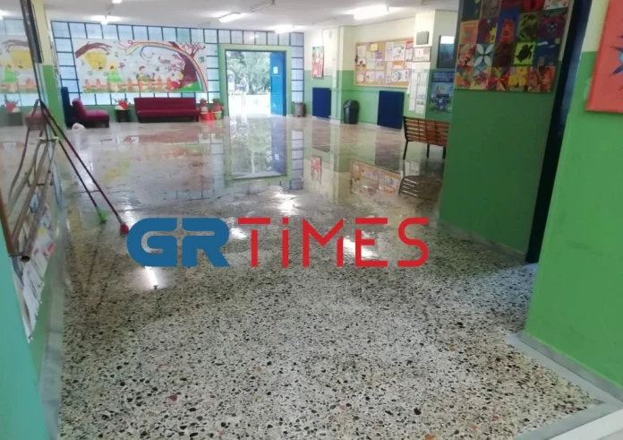 Θεσσαλονίκη: Τοποθέτησαν λάστιχο αυτόματου ποτισμού μέσα σε σχολείο και πλημμύρισαν τα πάντα