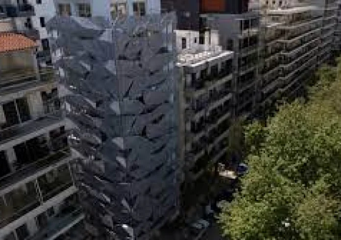 Εννιαόροφο κτίριο στη Θεσσαλονίκη αλλάζει χρώμα ανάλογα με τις διαθέσεις του καιρού