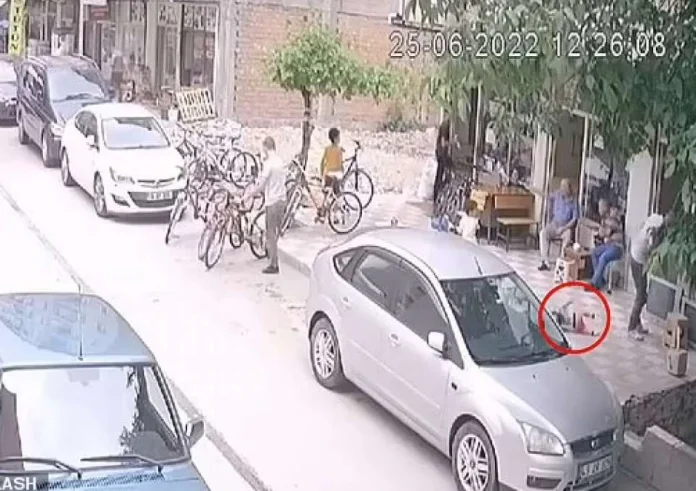 Τουρκία: Μωρό έπεσε από μπαλκόνι και προσγειώθηκε στην πλάτη περαστικού