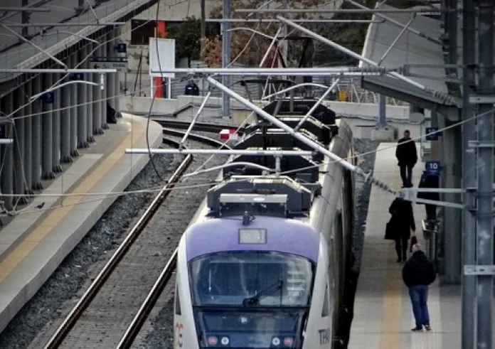 Θεσσαλονίκη: Τρένο προσέκρουσε σε δέντρο – Τραυματίστηκε ένας μηχανοδηγός