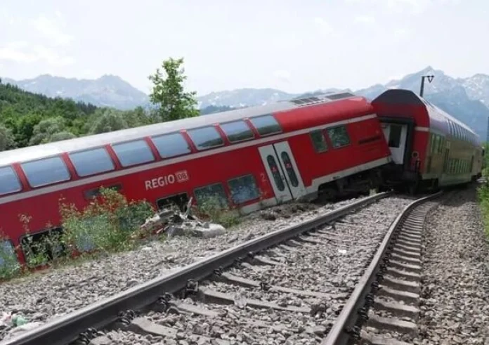 Γερμανία: Τέσσερις νεκροί και πάνω από 60 τραυματίες σε εκτροχιασμό τρένου στη Βαυαρία