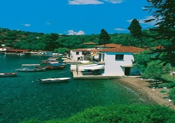 Το νησί χωρίς αυτοκίνητα που με 10 ευρώ τη μέρα κάνεις ονειρικές διακοπές
