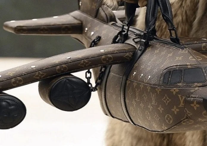 Αυτή η τσάντα Louis Vuitton σε σχήμα αεροπλάνου, κοστίζει όσο ένα κανονικό αεροπλάνο