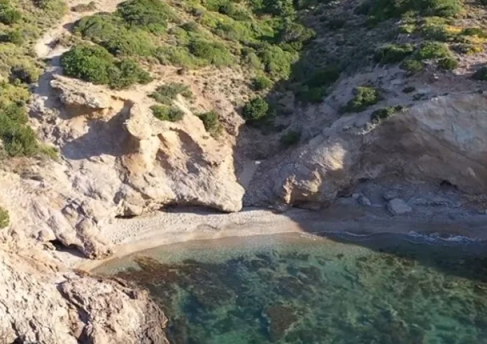 Τσίου: Η άγνωστη πανέμορφη παραλία που βρίσκεται μόλις 45 λεπτά από την Αθήνα