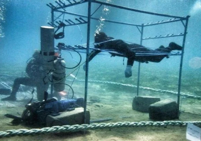 Δύτης έμεινε κάτω από τη θάλασσα για 6 συνεχόμενα 24ωρα και έσπασε όλα τα ρεκόρ
