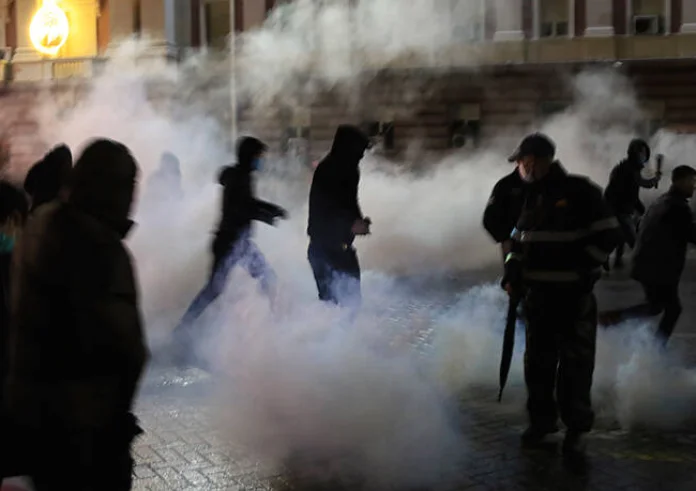 Χάος στην Αλβανία για τη δολοφονία νεαρού από αστυνομικό: Σκληρές συγκρούσεις