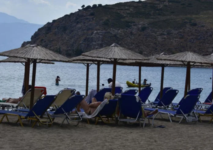 Κίνημα της πετσέτας: Εντόπισαν άλλες 413 παραβάσεις στις παραλίες σε μόλις τέσσερις ημέρες